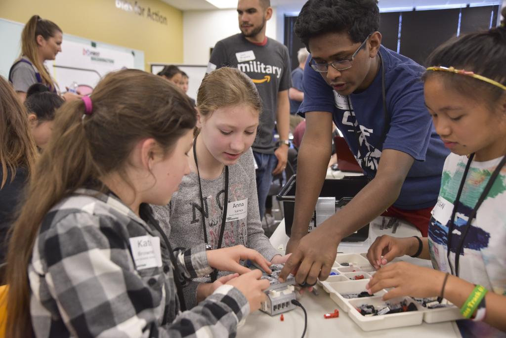 amazonnews's tweet photo. Robot building competition in an Amazon FC? That's just one way we're helping encourage girls to enter #STEM. On Wednesday, in partnership with @First_WA &amp; @ORF_4450 we hosted 80 young women in our BFI3 fulfillment center to give them hands-on robotic training and inspiration 🤖 https://t.co/A3QcTCfPs1