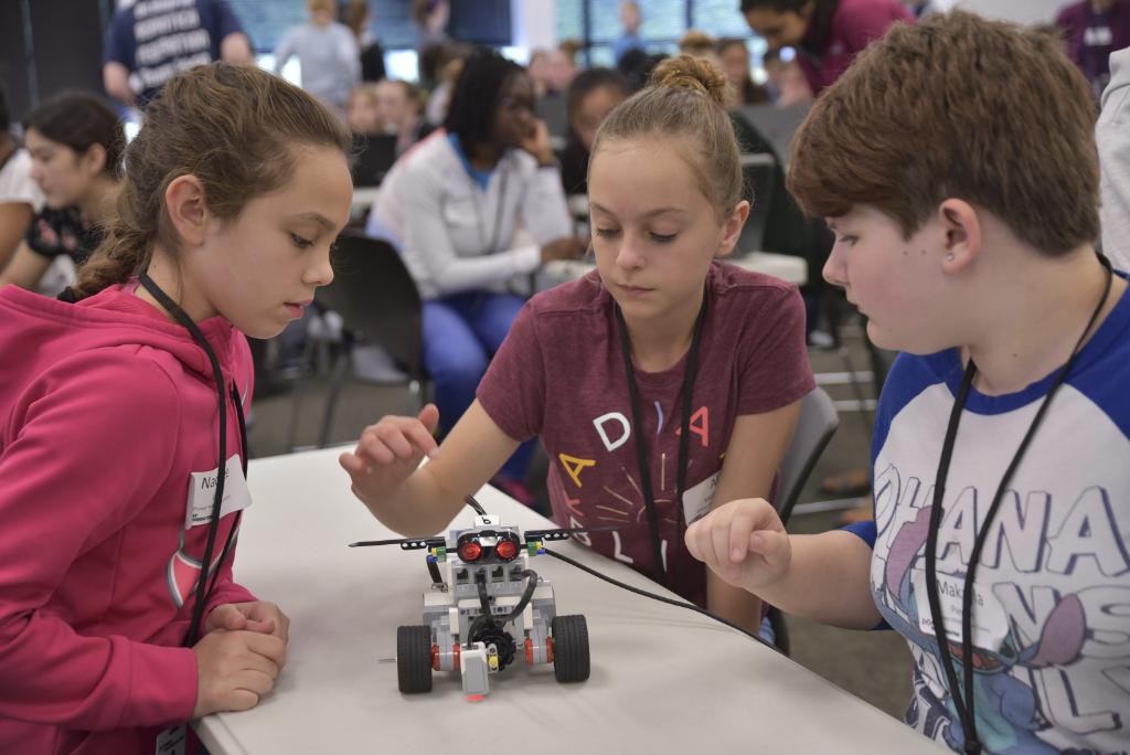 amazonnews's tweet photo. Robot building competition in an Amazon FC? That's just one way we're helping encourage girls to enter #STEM. On Wednesday, in partnership with @First_WA &amp; @ORF_4450 we hosted 80 young women in our BFI3 fulfillment center to give them hands-on robotic training and inspiration 🤖 https://t.co/A3QcTCfPs1