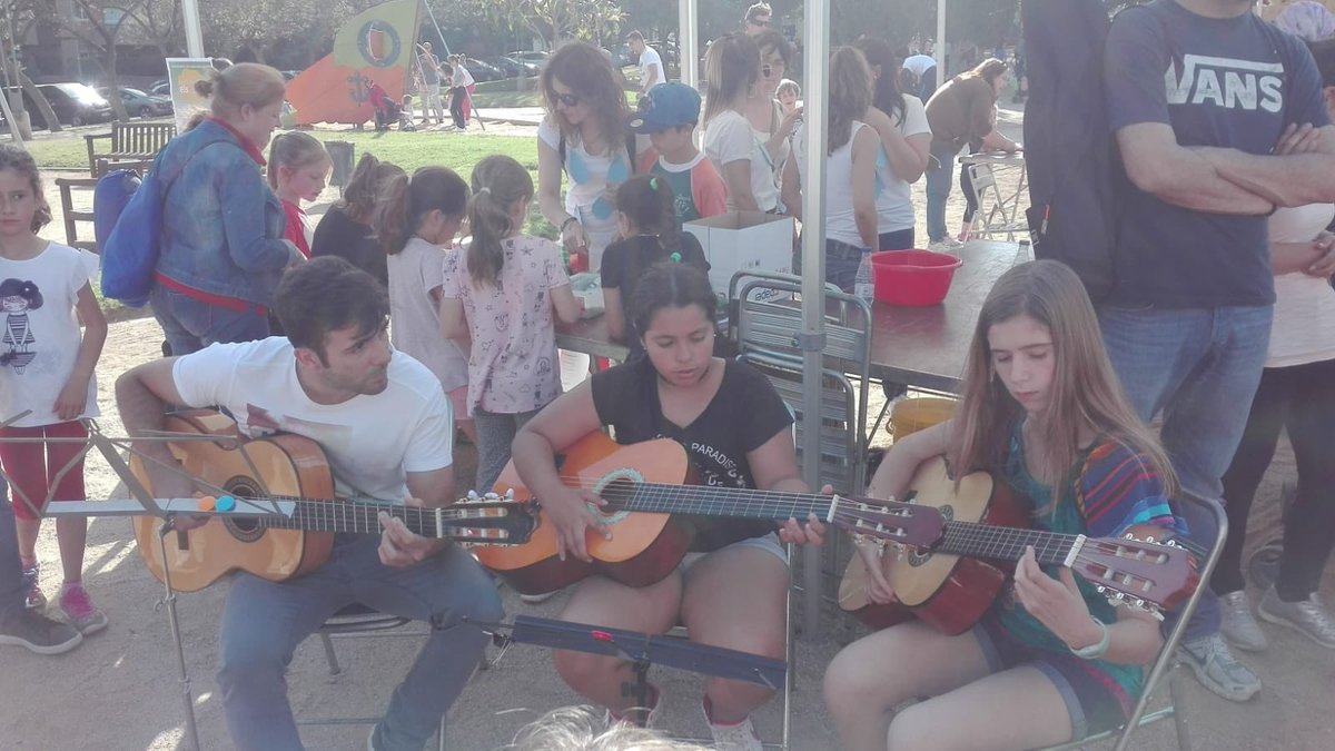 EMElsPins's tweet photo. Avui hem participat a la #Mostra d’extraescolars del Parc de la #Muntanyeta de #Castelldefels amb un taller d’instruments reciclats i actuacions en directe dels nostres alumnes! Una gran experiència! #Vineafermúsica #CastelldefelsMusical https://t.co/Kop06X6pB6