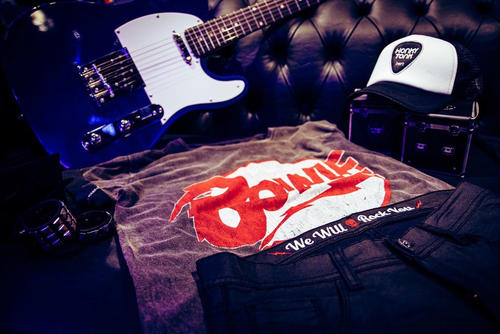honkytonk1971's tweet photo. #BowieStyle · The Brand Of Rock🔥🔥 https://t.co/KjVlcGOBVi