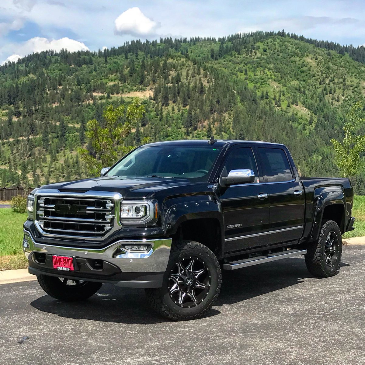 IMDaveErickson's tweet image. Gorgeous black 2018 @GMC Sierra 1500 in the hills above Kellogg, Idaho thanks to my friends over at @DaveSmithMotors #driveDaveSmith #DaveSmith #GMCSierra #Sierra1500 #TruckPorn @everymandriver
