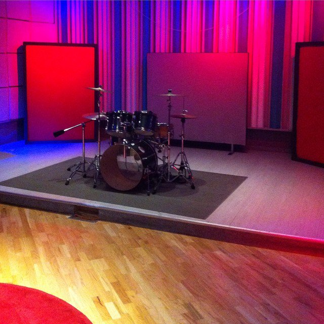 theyycstudio's tweet photo. The live room of our spacious Studio A.
#studios #liveroom #thebeachaudio #beachaudio #yycmusic #yyc #calgarymusic #drums #drumming #drummers #decoupling #diffusers #absorption #audio #audioengineering #canadian #studiolife #office #thebeach #yycbeach #beach https://t.co/Cvxt6gMVnE