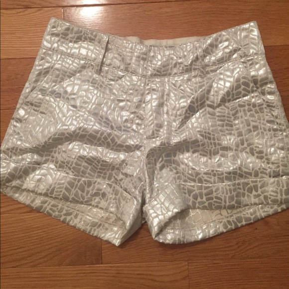 lavenderravenb's tweet photo. So good I had to share! Check out all the items I'm loving on @Poshmarkapp #poshmark #fashion #style #shopmycloset #zionewyork #rue21 #hm: https://t.co/c5ufQnYNLm https://t.co/FFOE6Y5DmG