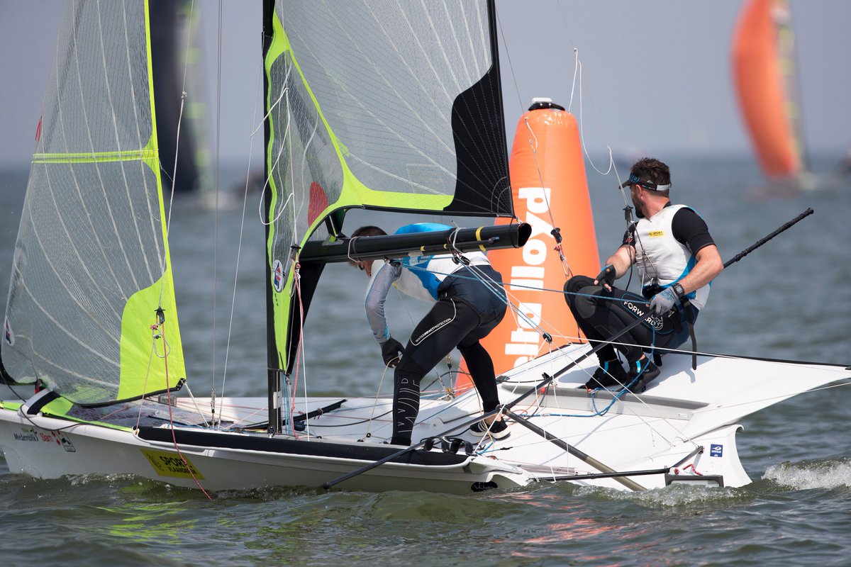 Alle Belgische zeilers kwalificeren zich voor de medalrace in Medemblik! Zowel het 49er-team <a href="/LefebvreYannick/">Yannick Lefebvre</a> en <a href="/TomPelsmaekers/">Tom Pelsmaekers</a> als William De Smet staan momenteel op de 5de plaats. Thomas Broucke is voorlopig 8ste in de RS:X 8.5 U19 #WWSV  #Pitpoint #Icoats #sportersbelevenmeer