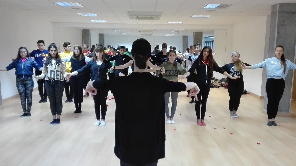 IesoTomasBreton's tweet photo. Los alumnos de 3°ESO comienzan la mañana con un taller de danza. Gracias a la Fundación Casa de la India de Valladolid. Programa Artistea https://t.co/iYnzveqQXJ