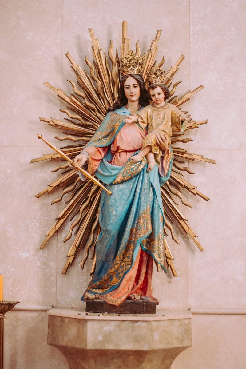 Arguments's tweet photo. "Virgen, que el sol más pura,
gloria de los mortales, luz del cielo,
en quien es la piedad como la alteza,
los ojos vuelve al suelo,
y mira un miserable en cárcel dura,
cercado de tinieblas y tristeza...", Fray Luis de León. https://t.co/FQVmVimuaF