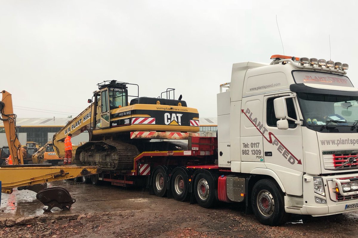 wmplanthire's tweet photo. Wet start this morning for the #longreach heading out #heavyhaulage #plantspeed ππ https://t.co/QVF9FiFwSd