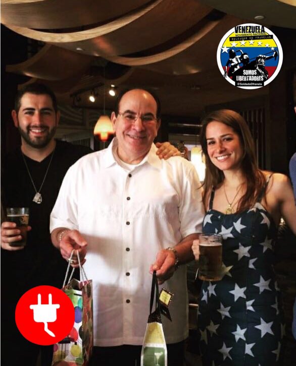 soldadoDfranela's tweet photo. Familia enchufada corrupta y los principales testaferros de @NicolasMaduro en Estados Unidos.
Cirilo Rodulfo, el guía espiritual de Maduro que lo asesora desde Miami, Su hijo, ocupó un cargo de segunda en el Consulado de Miami lo cual es ilegal por ser ciudadano americano. https://t.co/8gxWcZme71
