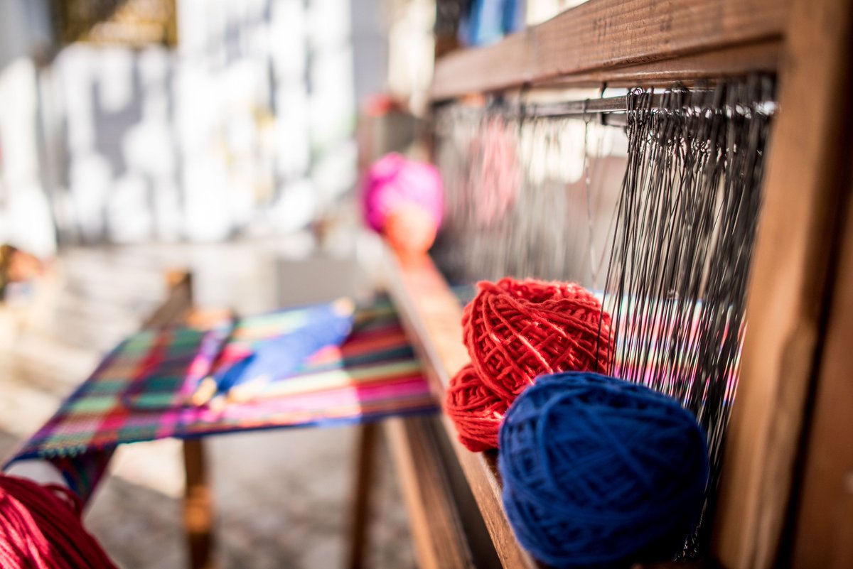 Al entrar a la exposición de #Manos50 se respira ilusión. El juego de luz hace que la lana cobre vida y las herramientas de trabajo cuentan una historia de dedicación y logros. Te invitamos a recorrer esta historia de amor por la ropa en <a href="/MuseoMAPI/">MAPI</a>. #MeEncantaLoQueTenésPuesto