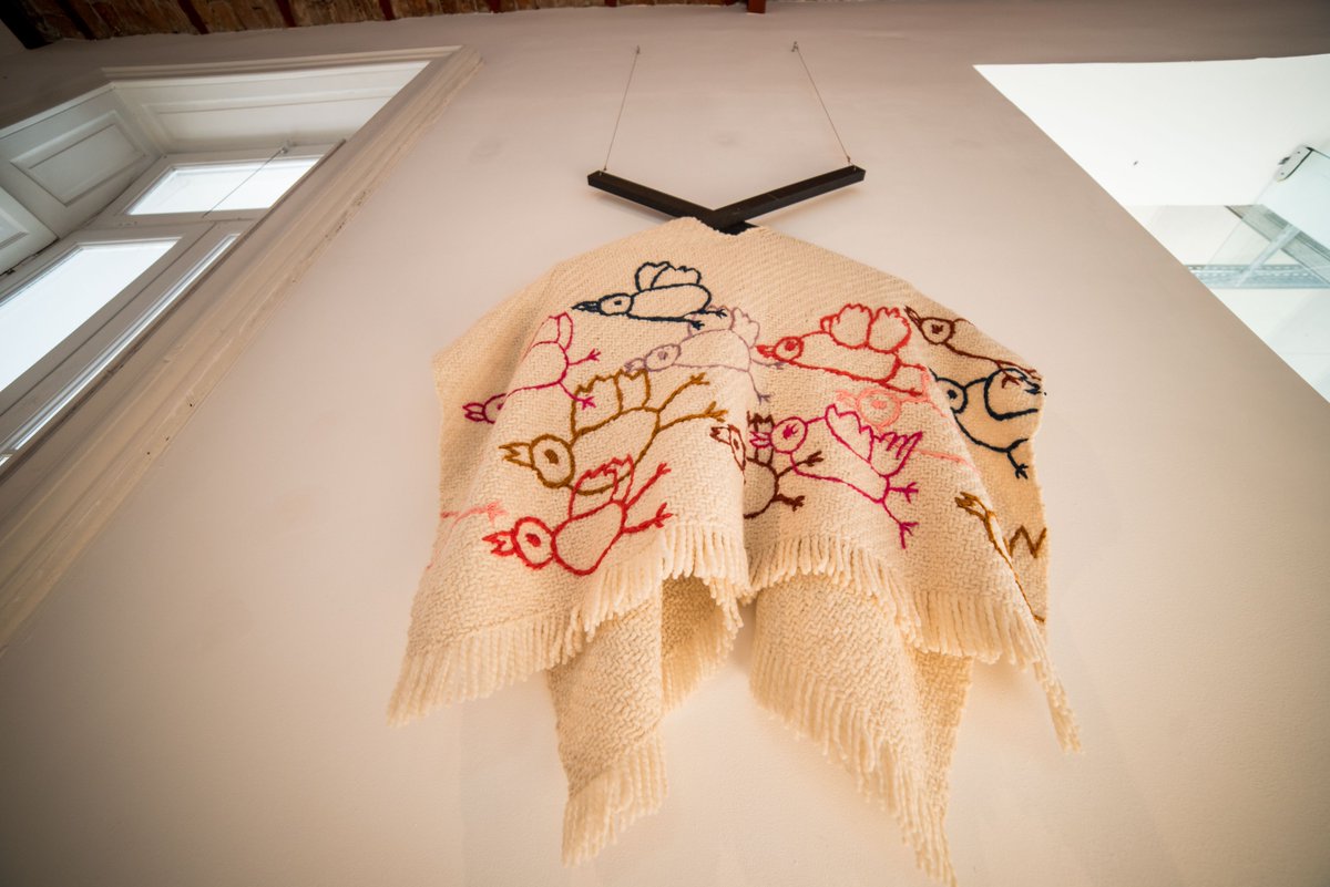 La ruana huella, prenda icónica en la historia de <a href="/ManosDelUruguay/">Manos del Uruguay</a>, intervenida por talentosos artistas uruguayos que rinden homenaje a estos 50 años de amor por la ropa. #Manos50 <a href="/MuseoMAPI/">MAPI</a> #MeEncantaLoQueTenésPuesto