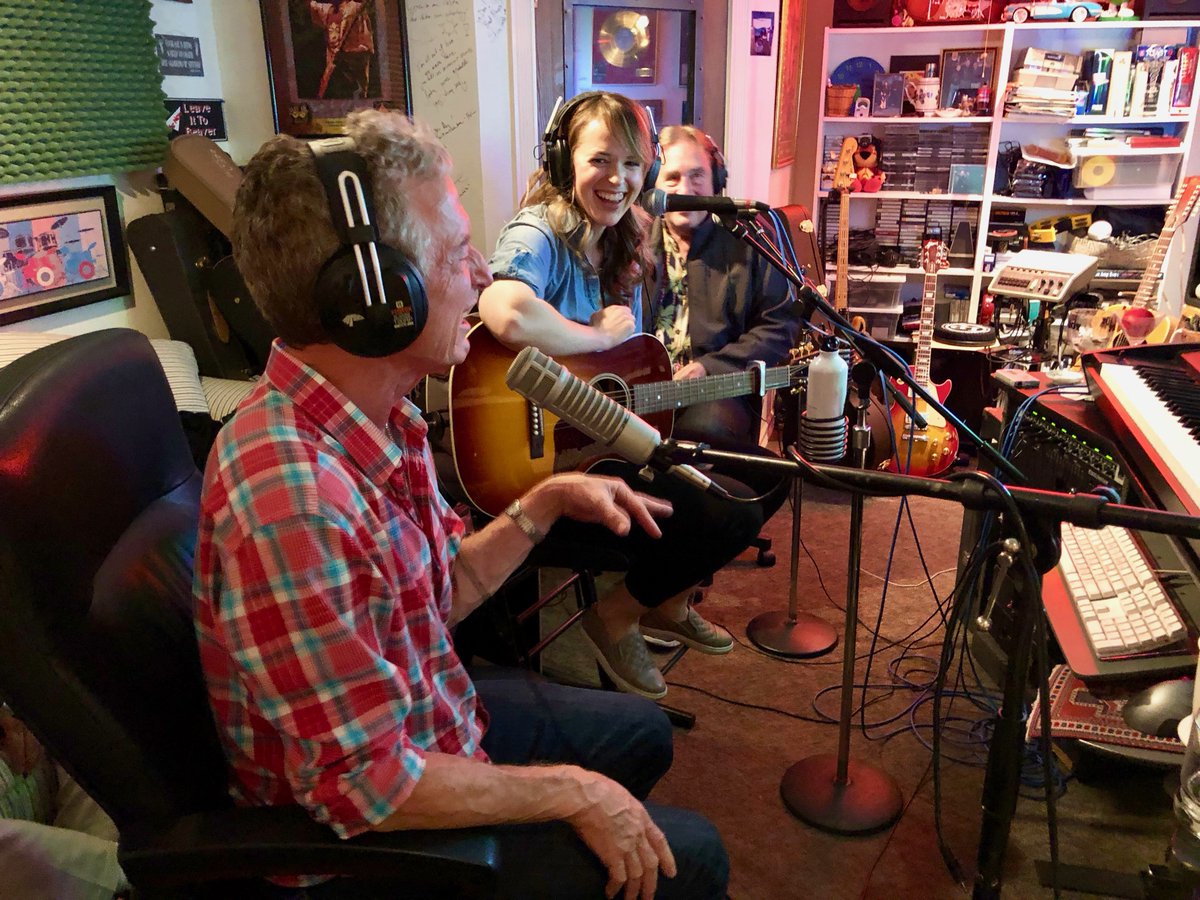 NitaneeParis's tweet photo. Great day at @ArtistMax_Org - recording session with superstar @miragoto followed by radio interview with the amazing @doncromwelllive <3 @kencaillat @NitaneeParis #artistmax #artistdevelopment #newmusic #studio https://t.co/5a86t245SJ