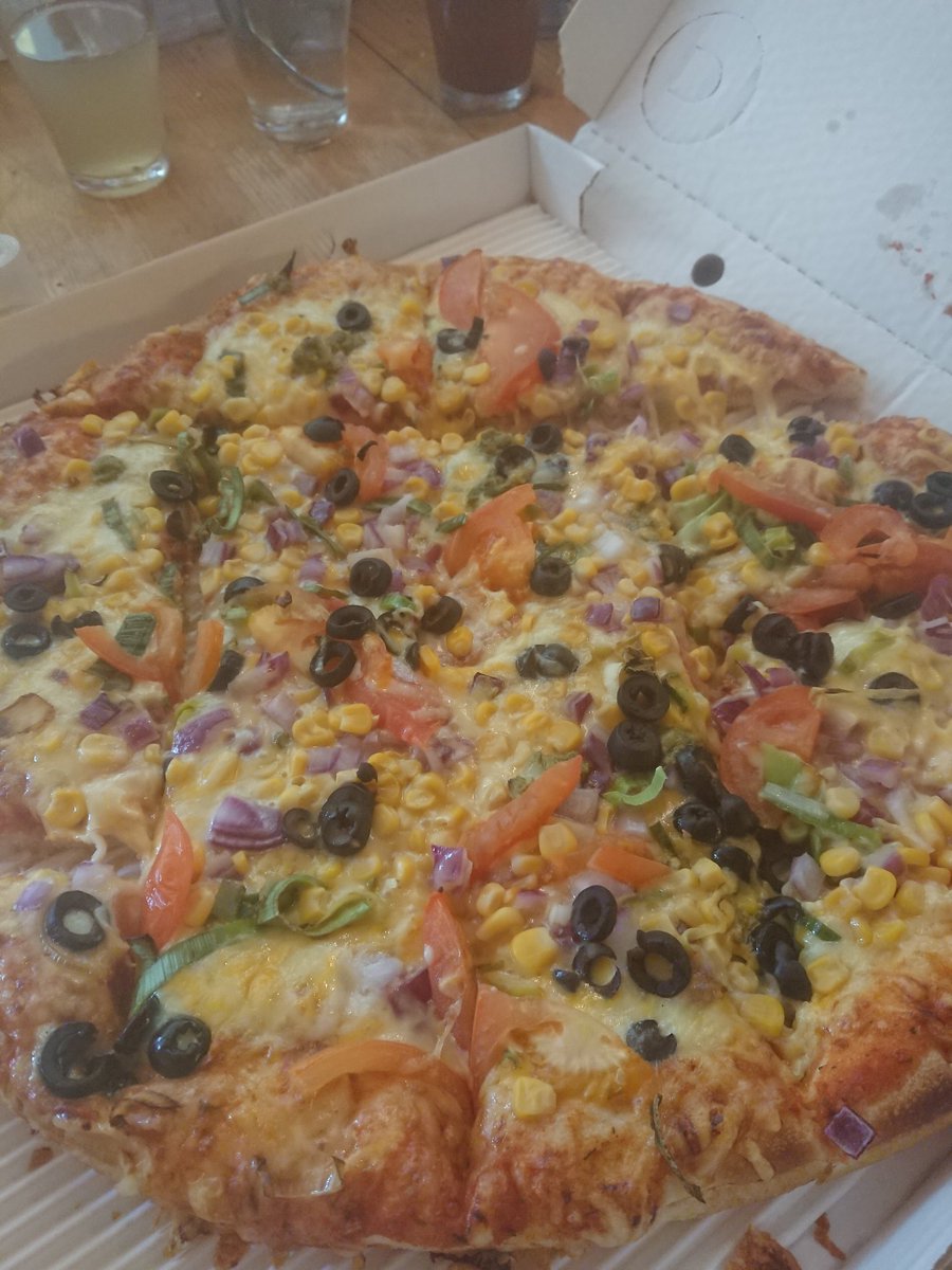 draupnir's tweet image. #onion, #leek, #pesto, #sweet #corn, #tomato and #olives #pizza 🍕