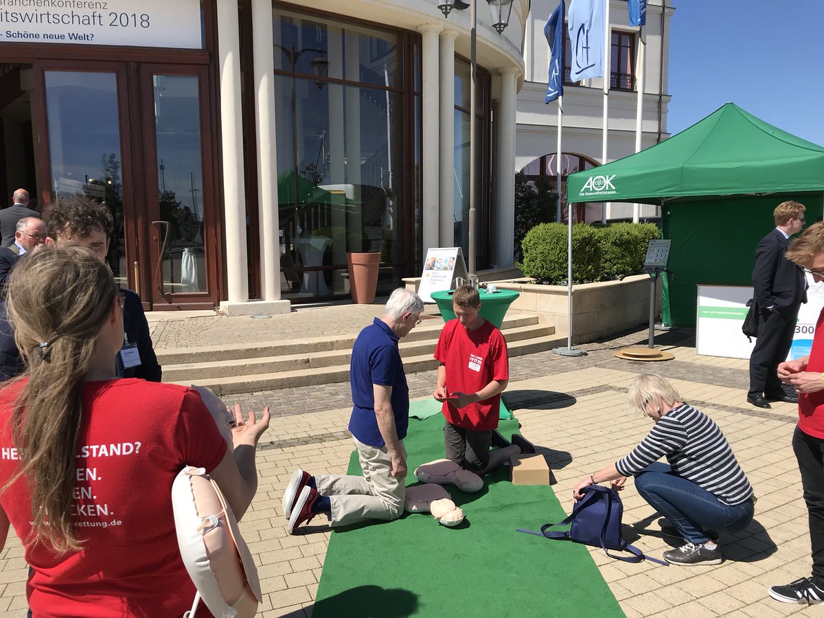 MichaelReiterPR's tweet image. Hahnenkamp @wissen_lockt #Gesundheit2018: #Notfallsystem #MV aufstellen wie in bevölkerungsreichen Ländern/ Laien, mobile Retter/ #FirstResponders mit Qualifizierung im Gesundheitswesen, #Telenotarzt =&amp;gt; #Rettungskette verkürzt + Verlinkung Kassenärztl. Notdienst mit Notarztsystem