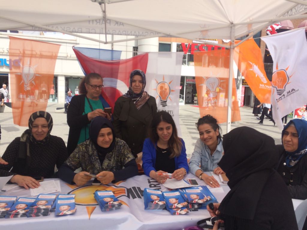 akkadingop's tweet photo. Ak Parti Gaziosmanpaşa ilçe Kadın Kolları Başkanı @Zeynepvurmaz , Gaziosmanpaşa meydanda kurulan Ak Noktayı ziyaret etti,yeni üye yaptı ve halkla gündemi konuştu @SeymaDgc @filiz_dur @Mukaddeskarama5 @FatmaBetul2023 @ceyni15 @SevdaAskin61 @fatmatatar03 @baharbyrk15 @aaysglll https://t.co/gr1HP04err