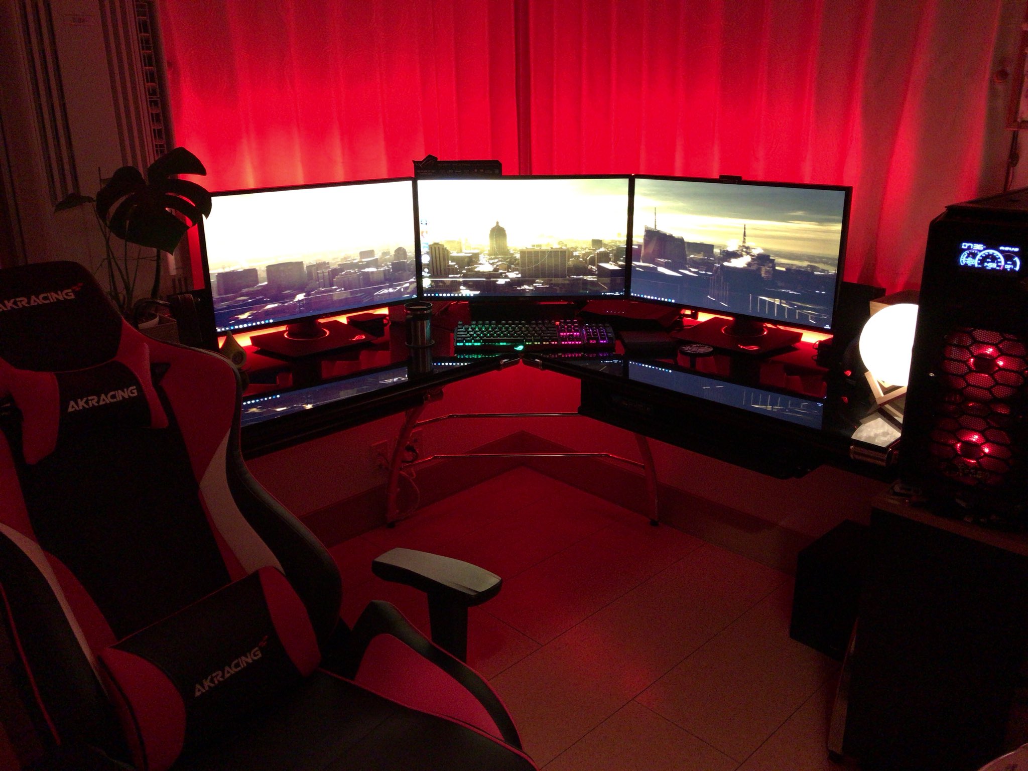 Bottsu Twitterissa 間接照明に興味が出まして 月の間接照明ルナとrgbタイプのledテープをパソコンデスクとモニタの裏側に貼ってみました Asus Rogファンでございます お前らのpcデスク周り晒していけ