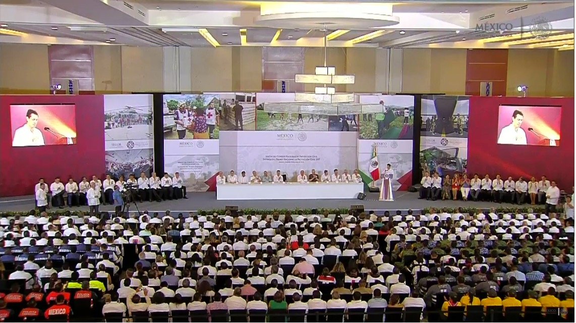 Rosario_Robles_'s tweet photo. Este #viernes en #Acapulco, #Guerrero, acompañé al Pdte. @EPN a la Sesión del Consejo Nacional de #ProtecciónCivil y entrega del Premio Nacional de #ProtecciónCivil 2017 https://t.co/QAXQbL0LEL