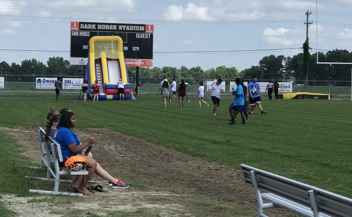 DarkHorseDoc's tweet photo. #CHSSeniors2K18 with a fun #SeniorFunDay. I nearly drown from the water pistol deluge! Kids were gr8 and some of our Athletic Booster Dads cooked awesome burgers and dawgs! https://t.co/7fbQBgAMKM