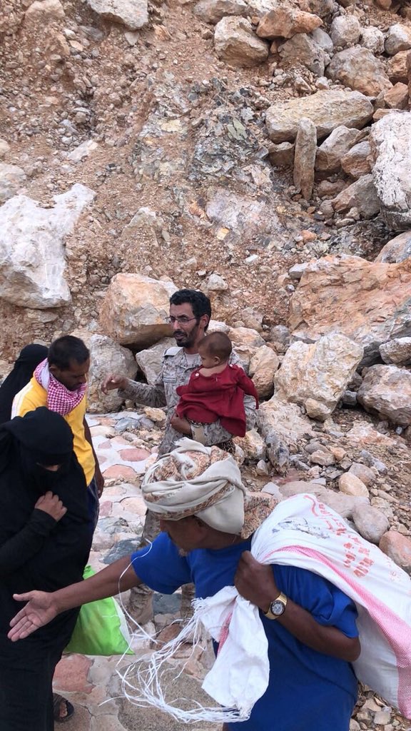 bat_omar's tweet photo. جندي سعودي يحمل طفل سقطري اثناء مساعدة عائله في جزيرة سقطرى الجنوبيه مااجمل الأخ لمى يقف جنب أخيه الله يحفظ المملكه وشعبها الله يحفظ الامارات وشعبها تحالف المحبه يد تساعد ويد تقاتل في شمال اليمن ،،
معروفكم اخواني في دول التحالف سيبقى دين في اعناق أبناء الجنوب العربي الأحرار 🌹🙏 https://t.co/PNsewRCkxF