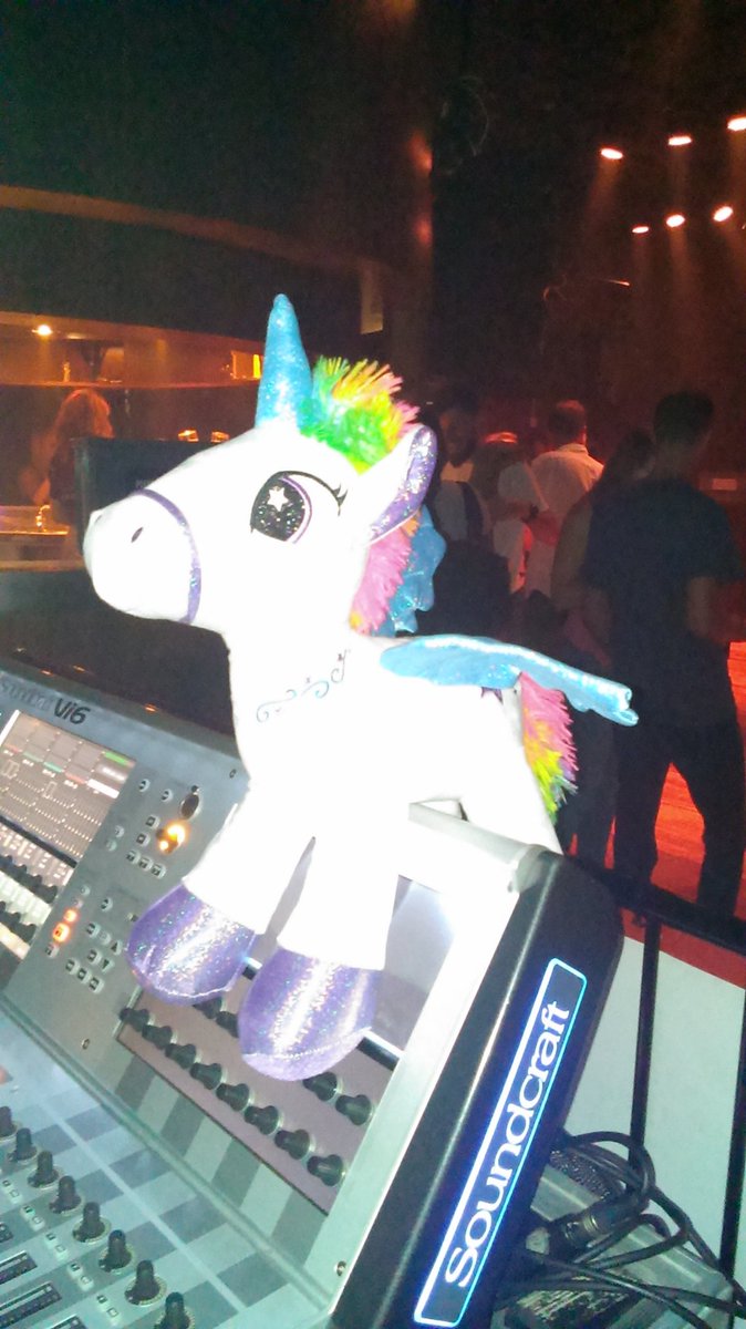 _Cleopater_'s tweet photo. There was a #unicorn attending @AlexVargas gig in #Belgium #Brussels tonight!👍👏👌😄 https://t.co/UpEB9CTSka