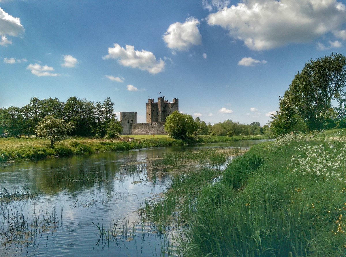 TomMcG25's tweet photo. Our castle never disappoints 😍#photographer #meathtourism #discoverireland #irelandsancienteast #trimcastle #boynevalley #history #trim #run #cardio #workout #fitfam #mentalhealth #positivity #serenity #visitireland #sunshine #bluesky https://t.co/0OlKbJ2zJf
