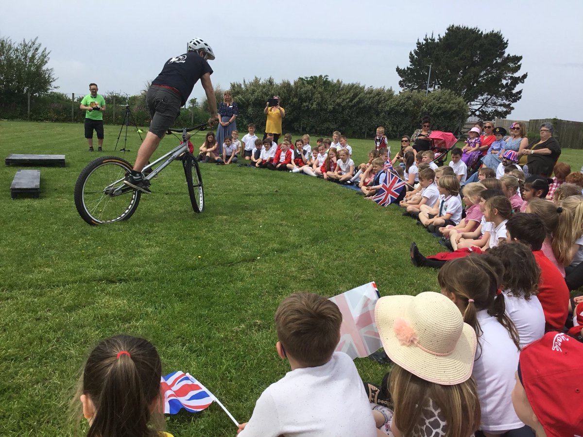 CarnBrea_PP's tweet photo. Fab bike skills https://t.co/AykrjsOWxD