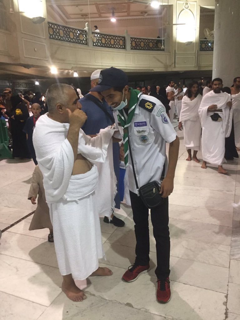 JoufUniversity's tweet photo. لقطات تبين جهود #جوالة_جامعة_الجوف في خدمة المعتمرين والزوار في الحرم المكي الشريف.

#جامعة_الجوف 
#علاقة_الجامعة_بالمجتمع 
#رؤية_السعودية_2030 https://t.co/ZoPr1FneMO