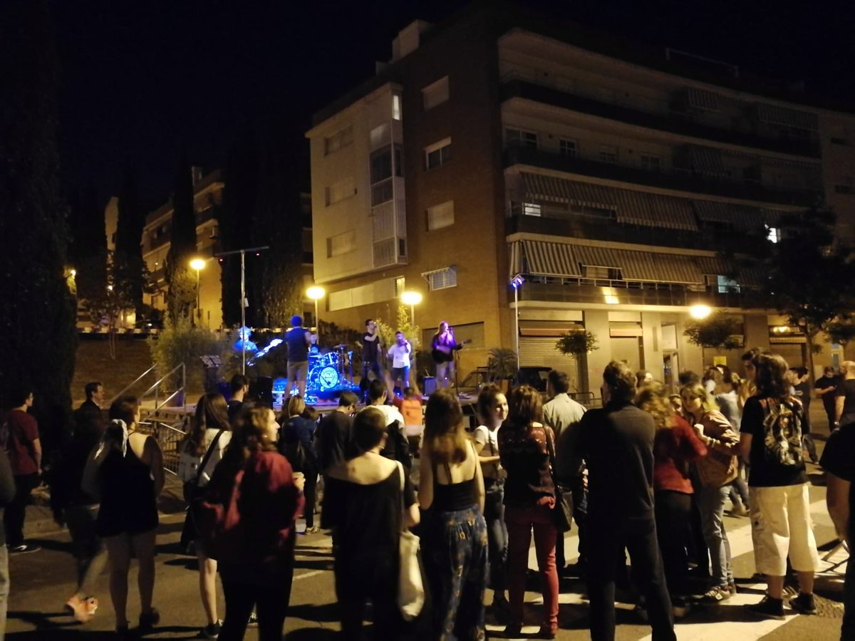 MJCarrasco_65's tweet photo. Concert dels Svart Vin, musica irlandesa en directe! Fins i tot el #gegant del barri, la #norilca ballant. Festes Via Europa 2018 #musica https://t.co/coAkhrYZDV