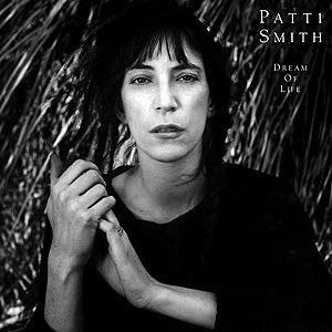 Eighties_Music's tweet image. Patti Smith 
People Have the Power
(US, June 1988)
spoti.fi/2kqVVFB
from the album, Dream of Life

#FredSonicSmith #JimmyIovine #TheHitFactory #NewYork