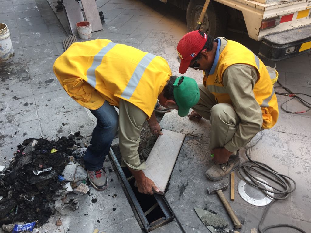 ImagenSLP's tweet photo. La reparación de piezas de cantera en pasaje Zaragoza se ha hecho presente, donde personal altamente calificad realiza el oficio de corte y posterior colocación de varias piezas que faltaban por actos vandálicos, consecuentes del hurto de rejas o por el uso y el desgaste normal. https://t.co/lI1GxS7KRK