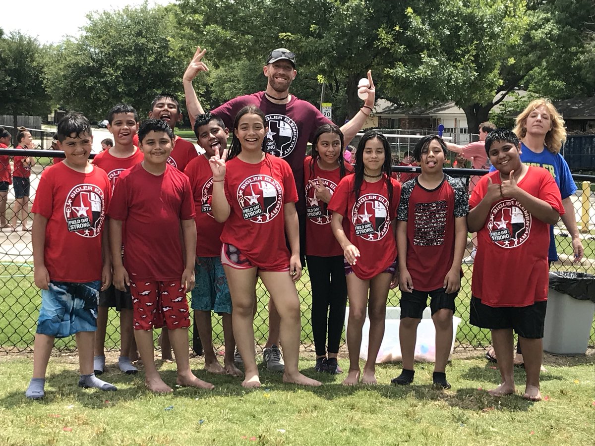 DoDeBoer1's tweet photo. #FieldDay18 was a success! Thank you @SiglerStarsPE you always make it fun for kids and teachers! 😊 #SiglerNation https://t.co/PF7dBWGs2e