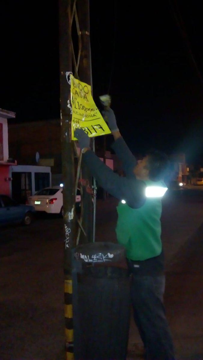 ImagenSLP's tweet photo. La publicidad no regulada es un elemento que irrumpe la estética de nuestras calles, y al no estar adecuada al contexto urbanístico ésta contamina visualmente el entorno, es por eso que se hace el retiro de este tipo de medios de difusión no autorizado. https://t.co/zWvwbUi3Wz