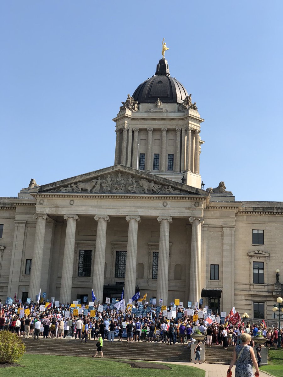 MrBridge204's tweet image. Over 1000 educators from Manitoba telling our government that our students education is not for sale! #KidsNotCuts @mbteachers