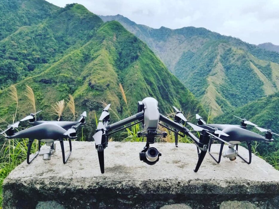 Padme0124's tweet photo. Up the mountains filming a new project with this squad. and everytime they take off, i tell them to stay away from Fox Mulder. #anotherdayattheoffice #producerlife #shooting #inspire2 #drone #xphile #TheXFiles #XFrm9sbg93zxjz #XFilesmemories #tbtxfiles 😱🏏 👽🔦 https://t.co/khyKdPAO4g