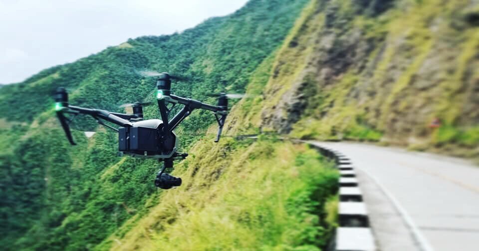 Padme0124's tweet photo. Up the mountains filming a new project with this squad. and everytime they take off, i tell them to stay away from Fox Mulder. #anotherdayattheoffice #producerlife #shooting #inspire2 #drone #xphile #TheXFiles #XFrm9sbg93zxjz #XFilesmemories #tbtxfiles 😱🏏 👽🔦 https://t.co/khyKdPAO4g