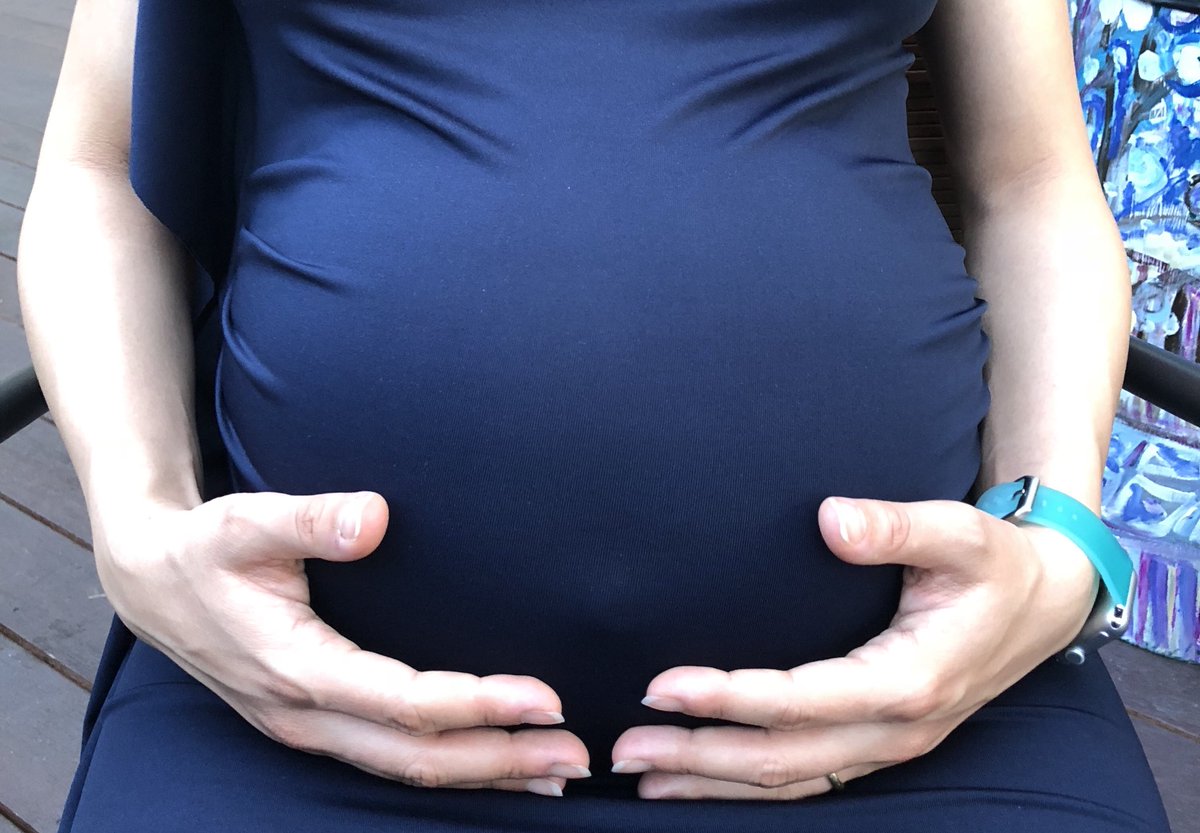 cerenkali's tweet photo. Armut Bey’in Brown Üniversitesi ziyaretleri sıklaşıyor, umarım burada doğmaya kalkmaz 😅 #ArmutBey #brownuniversity #38weekspregnant #campusdance https://t.co/GcwjXNIs4h