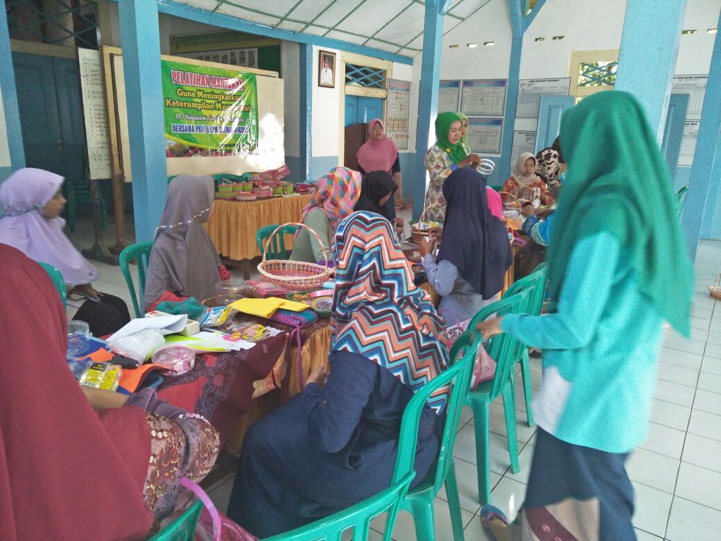 agung5473's tweet photo. Pelatihan menghias toples bekas #inovasiTTG #inovasidesa @EkoSandjojo @taufikmadjid71 @anwsanusi @fachrilabalado @SantosoNadi @KemenDesa @tppindonesia @DitjenPDT @Itjen_Kemendes https://t.co/Twhm4uGgX7
