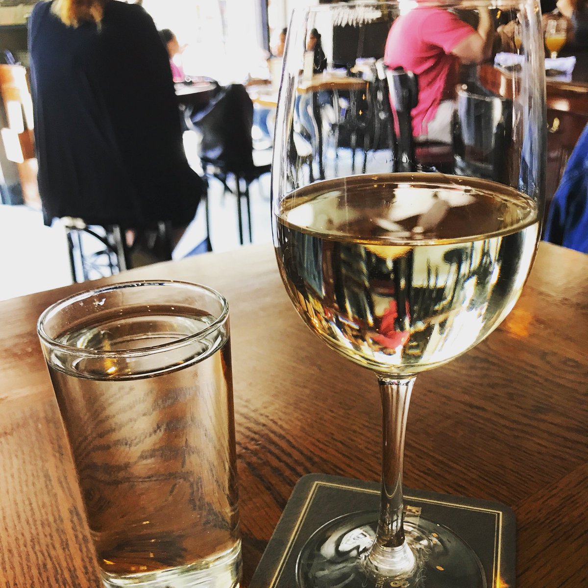 julia_bee's tweet photo. Cheers to the long weekend 🥂 #MemorialDayWeekend #nyc #tgif #sauvignonblanc #wine https://t.co/5Mey3SwM6m