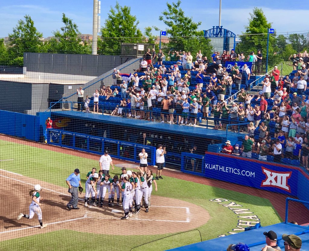 Here’s Sara Roszak heading home after her SECOND 👀 Home Run of the state title game. She added a single in the 5th &amp; is 3-for-3. Free State leads 7-3, Btm 5