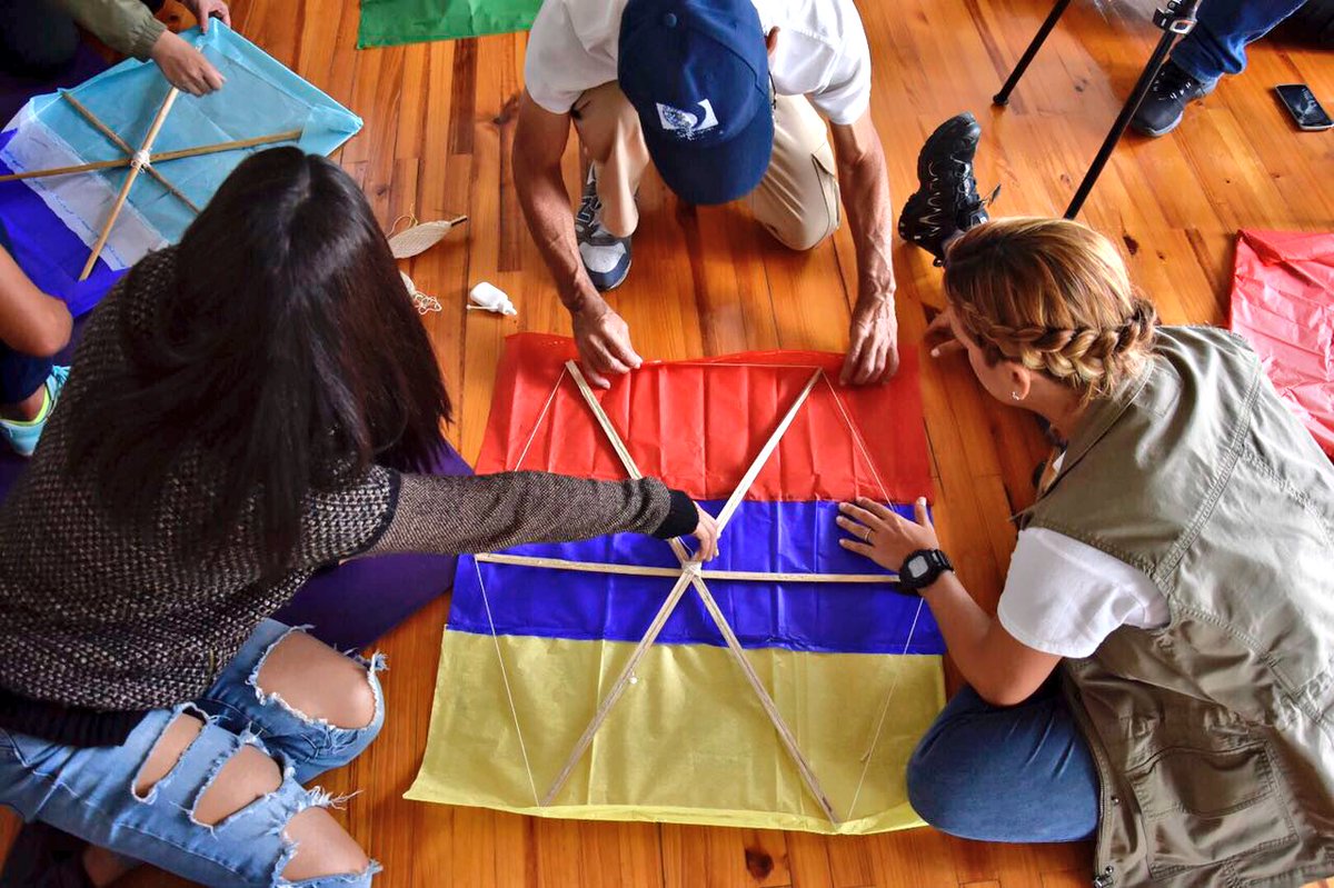 liliantintori's tweet photo. Gracias al señor Rafael, quien tiene 14 años luchando pacíficamente con su protesta del papagayo, por apoyar siempre a los presos políticos, pedir libertad para Venezuela y compartir con los familiares una actividad simbólica muy bonita para exigir justicia y #LibertadPlena https://t.co/xhb3b4sG2o