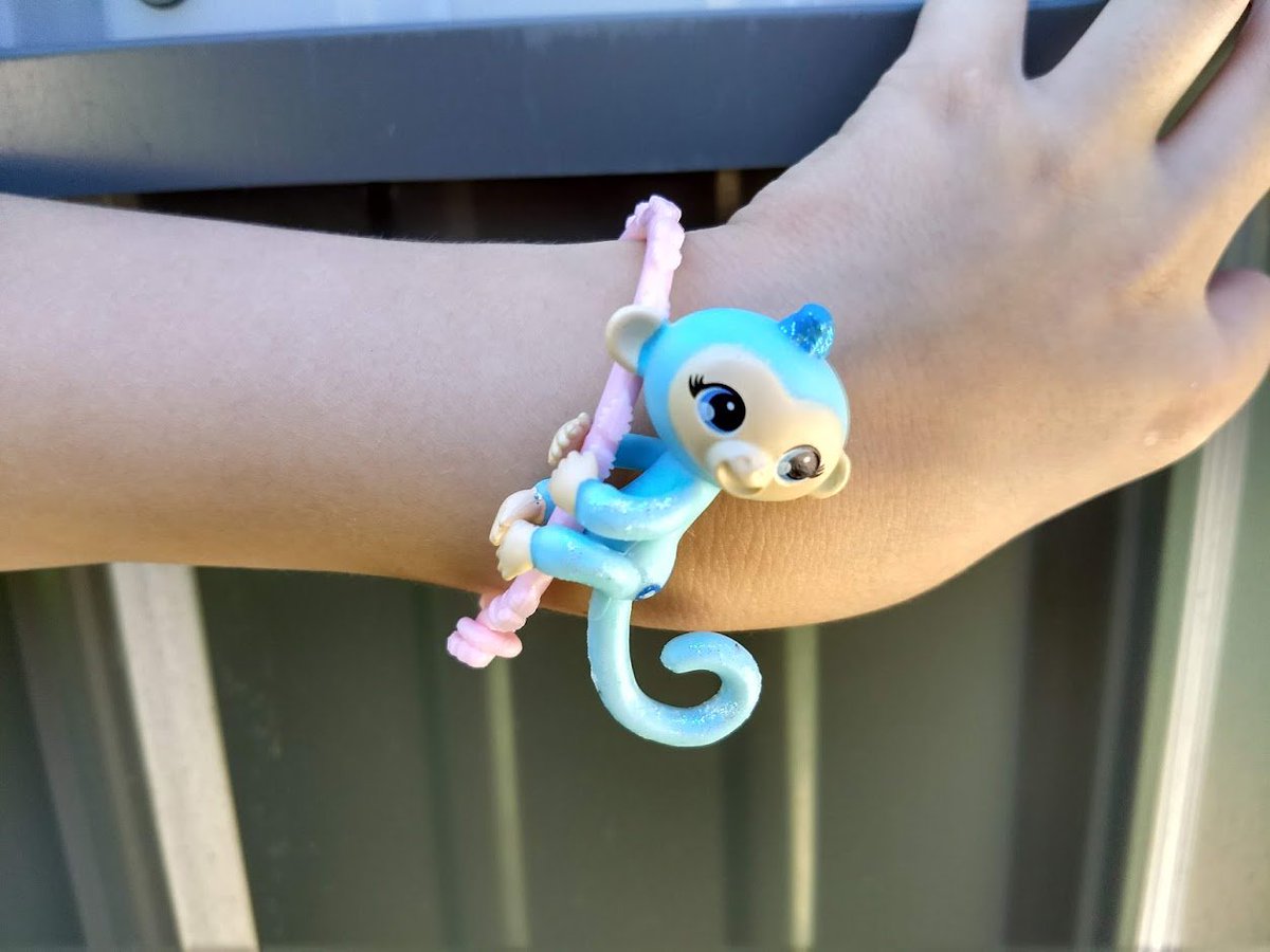 TheMommyIsland's tweet photo. Surprise! Which Fingerlings Mini will you get? Cuteness in every pack! #FingerlingsFriday #ad https://t.co/3e0Ungrrvf