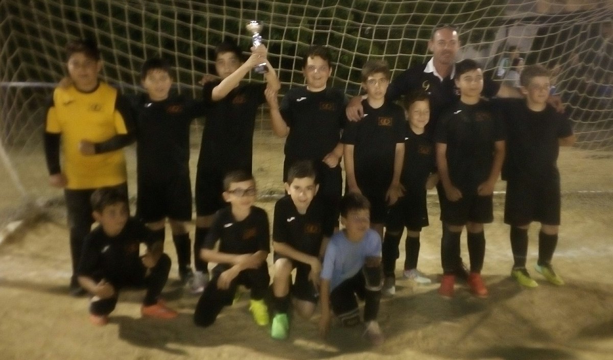 cdUnamuno's tweet photo. Tercer puesto en un triangular de infantiles, dando la cara y saliendo fortalecidos para chavales de 10 años.
A pasar de la diferencia de años y fuerza el fútbol se transmite con valores y ganas de practicarlo y en eso somos n°1 https://t.co/rWWKe5qBUV
