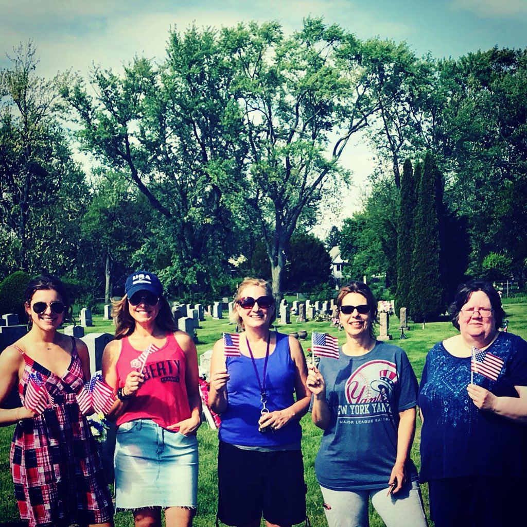 LizLemeryJoy's tweet photo. Put American Flags on Veteran’s graves today. #honor #freedom #respectMilitary #GODBLESSTHEUSA #RWSC https://t.co/xOChgVSCXf