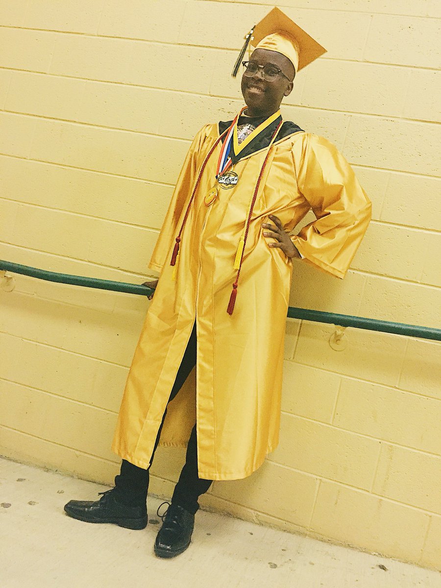 AstroloJayyy's tweet photo. Just finished a tremendous chapter in my life; graduating high school. Now on to the next one #OHHSGrad2k18 #OxonGrad2k18 #oxongraduation2k18 https://t.co/AU5yBGT7I6