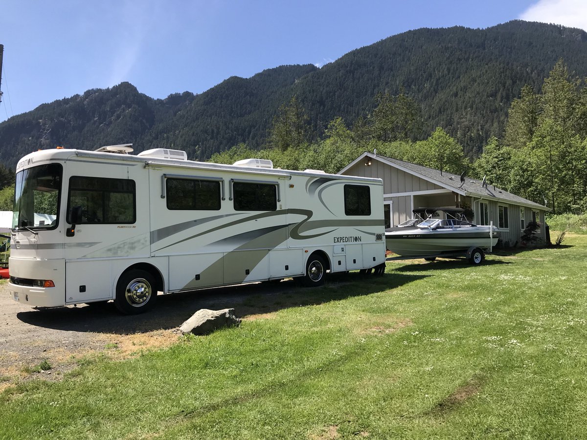 Gonna be a good weekend with family and friends👍 decided to load up the RV and boat and head to Moses lake👍👍👍 and beautiful weather! God is good👍 be safe everyone! #godbless #besafe