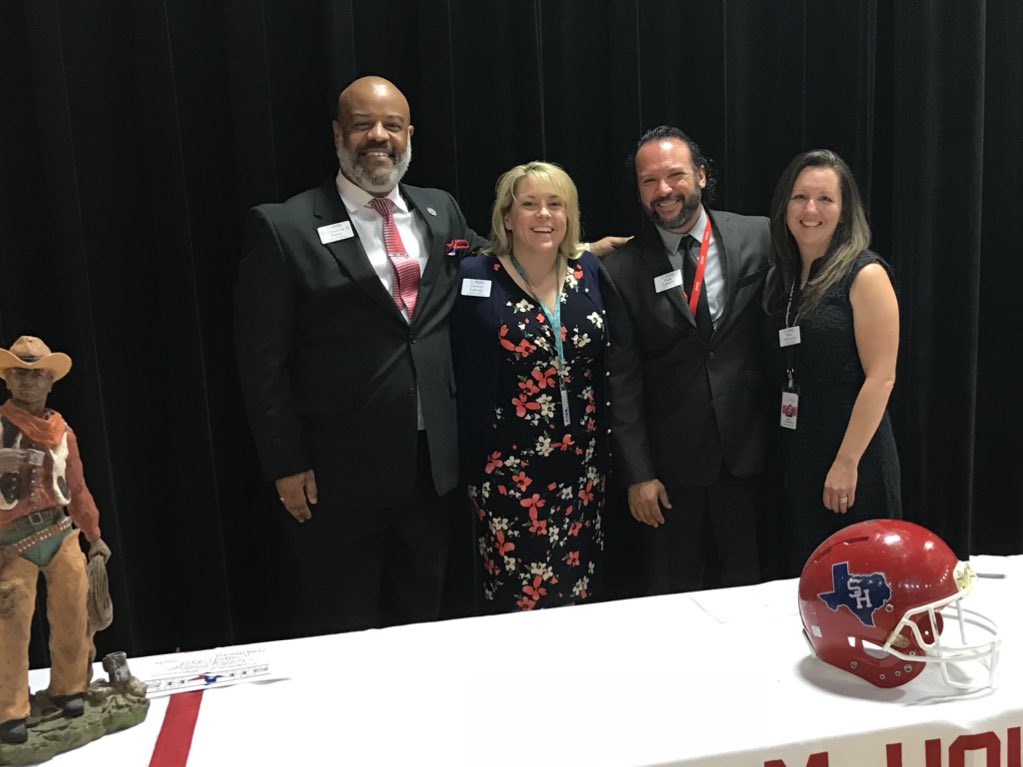 fabenavides's tweet image. Proud of the @SamHoustonHS staff  #9GC Class of 2021 Awards Ceremony #foundation #SamPride #gradgoals 🎓🎓