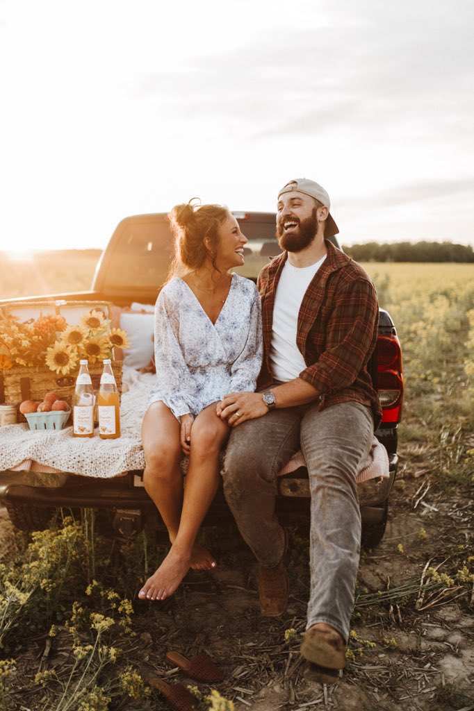 mrsjordandooley's tweet photo. Less “talking” more dating. Less hooking up, more hand holding. Less playing games, more pursuit. Less selfishness, more selflessness. Less screen time, more quality time. Less of the world, more of God. 

This is what modern relationships need still need. Share if you agree ♥️ https://t.co/FA2bou6ag1