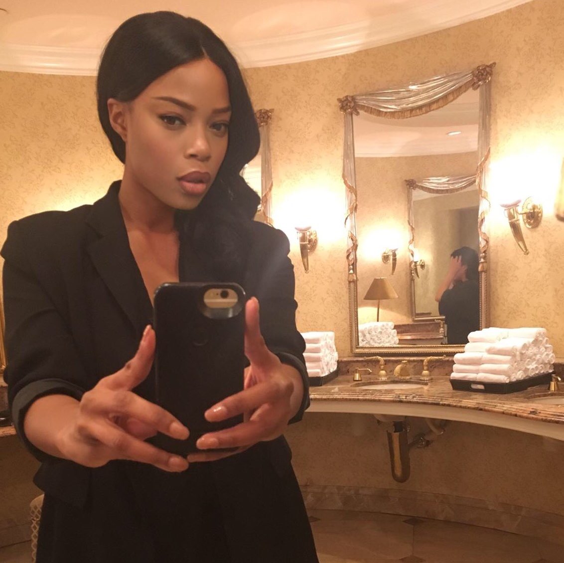 Just me ...a sink and a couple of mirrors in a bathroom. #bathroomselfie I have no idea why I have this obsession 🤦🏽‍♀️ #beverlyhillshotel #aboutlastnight 🖤