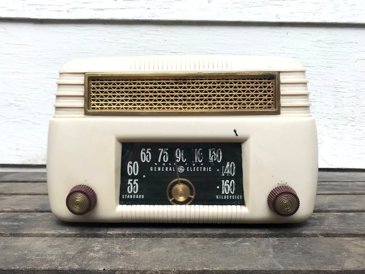 Not sure if anything gives off that pure vintage vibe like an old radio. This one is a General Electric Model 201 from 1946. Nice! etsy.me/2Lv7isz #music #white #gold #epsteam #vintageradio #tuberadio #geradio #justlisted