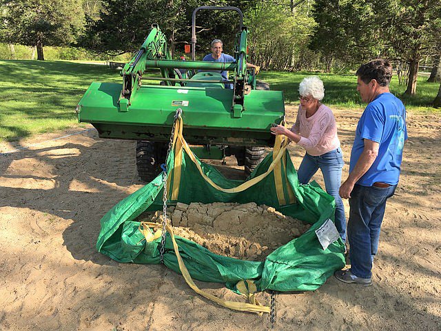 inFOCUS_tweets's tweet photo. Four tons of new sand for the volleyball court -- and the beginnings of a new cross for the Chapel. Thanks, College Week! https://t.co/MadWCgmSFn