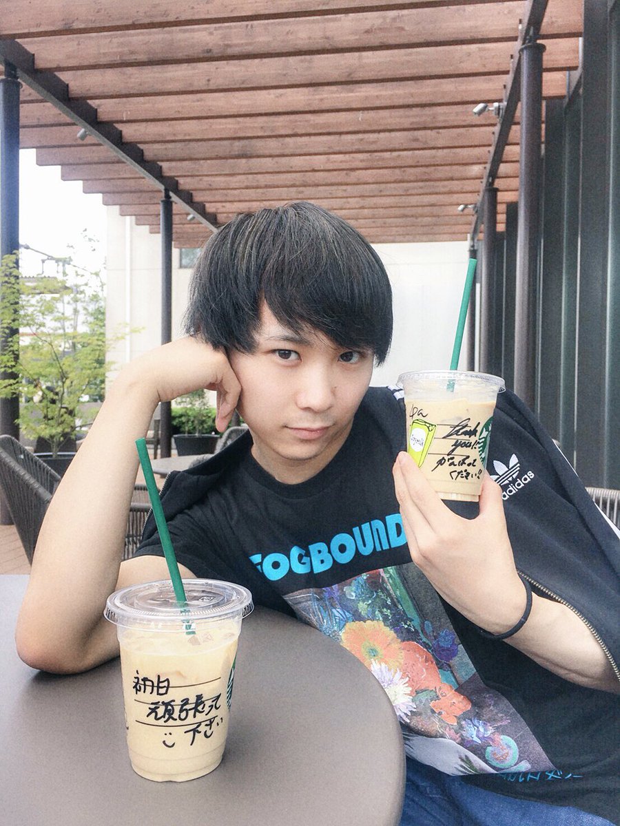 須賀健太 おはようございます 昨日は宮城公演初日を無事に迎えまして 本日は2公演でございます 今日も聖地 楽しむぜえーー 昨日けいたちゃんとホールの近くのスタバでお茶したら書いてくれた